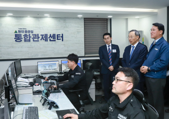 한영석(오른쪽 첫번째) 현대중공업 사장과 황창규(오른쪽 두번째) KT 회장이 현대중공업 통합관제센터를 견학하고 있다.  현대중공업그룹 제공